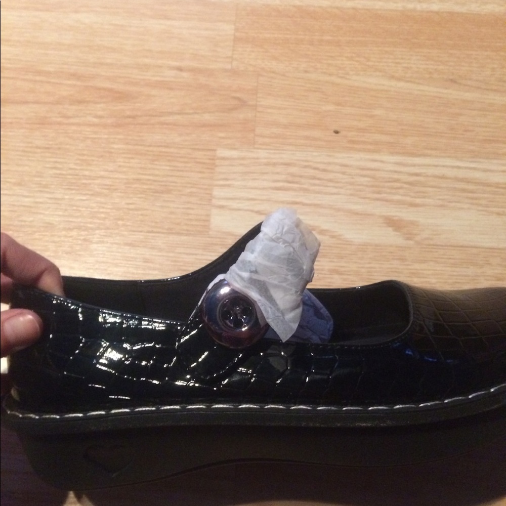 Shoes - Picture 2 of 5